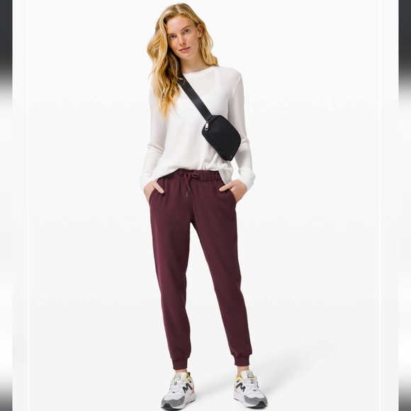 lululemon athletica Pants - Lululemon On the Fly Jogger Woven - Cassis - size 6